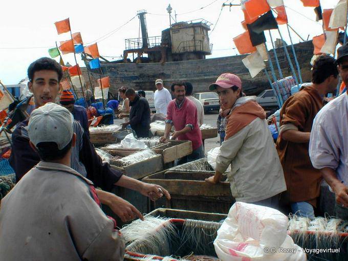 Essaouira, conversazione pescatori sulla porta - Marocco