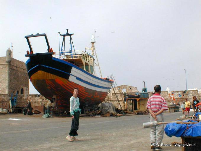 La barca da pesca in legno in bacino di carenaggio sul molo, Essaouira - Marocco