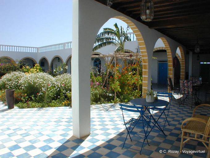 Essaouira, Dar Kenavo, vista dai portici del patio - Marocco