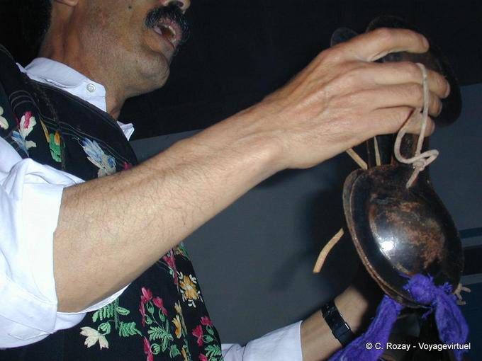 Serpenti a sonagli metallici o qraqechs di ballerini Gnawa, Essaouira - Marocco