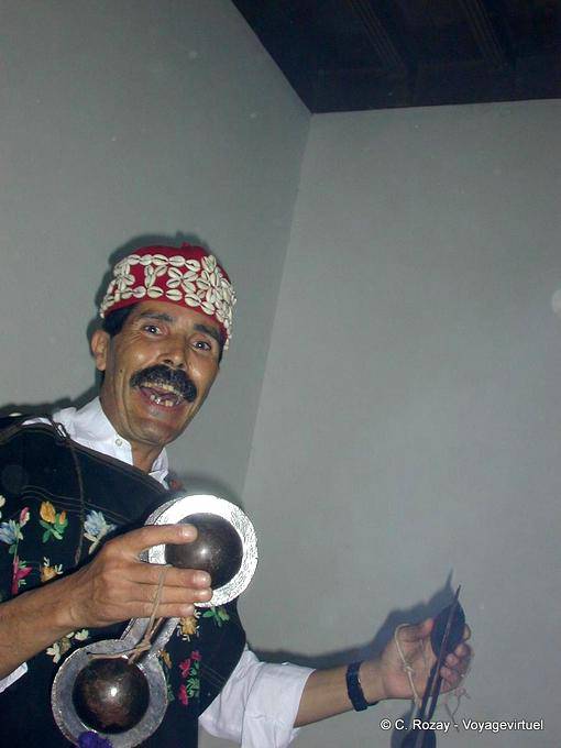 Luce allucinatoria di Gnawa musicista in possesso di un qarqabus, Essaouira - Marocco