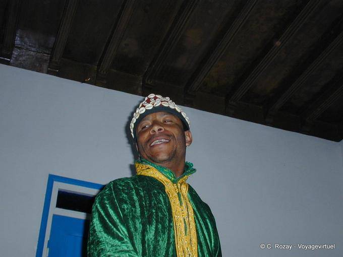 Sorriso di chi gioca qraqechs Gnaouas Dar Kenavo - Marocco