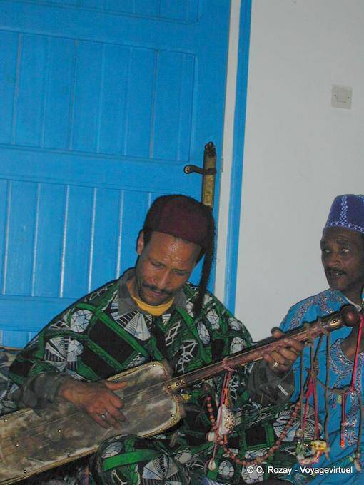 Gnaoua a giocare su uno strumento guembri Maalem Dar Kenavo - Marocco