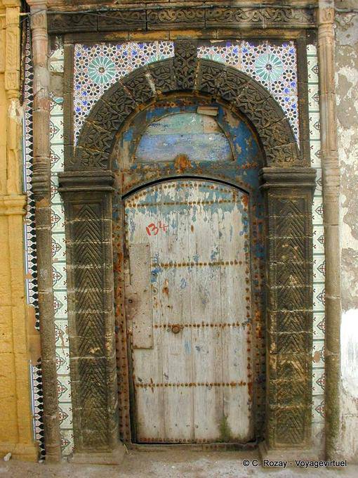 Antica porta circondato da piastrelle, Essaouira - Marocco