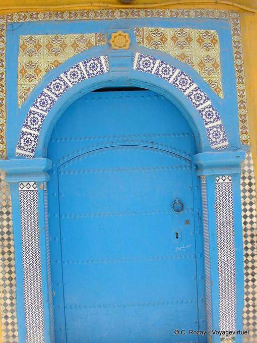 Tipico ben arredato ingresso porta blu, Essaouira - Marocco