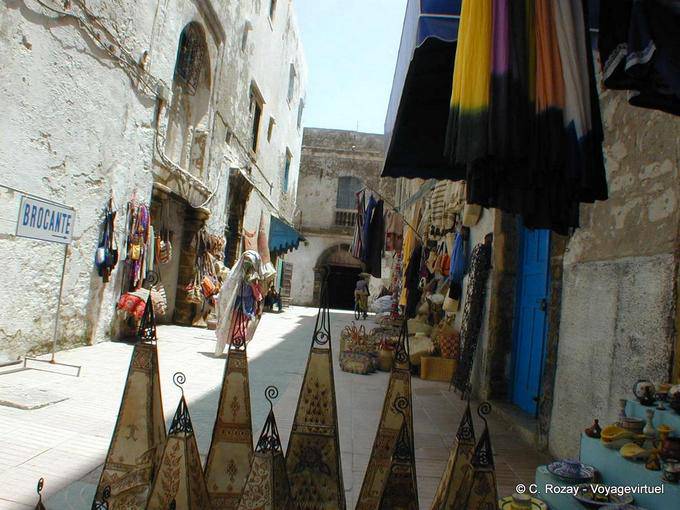 Articoli Bazaar esposti in strada, solo per i turisti, Essaouira - Marocco