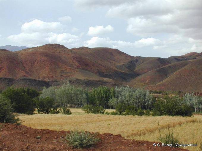 Campi coltivati ​​e le montagne sulla strada Tiz'n Tichka - Marocco
