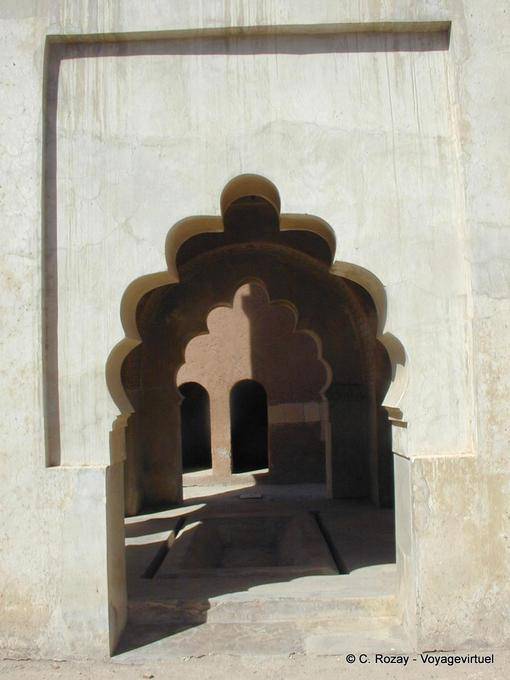 Il bacino rettangolare Koubba Almoravid, Marrakech - Marocco