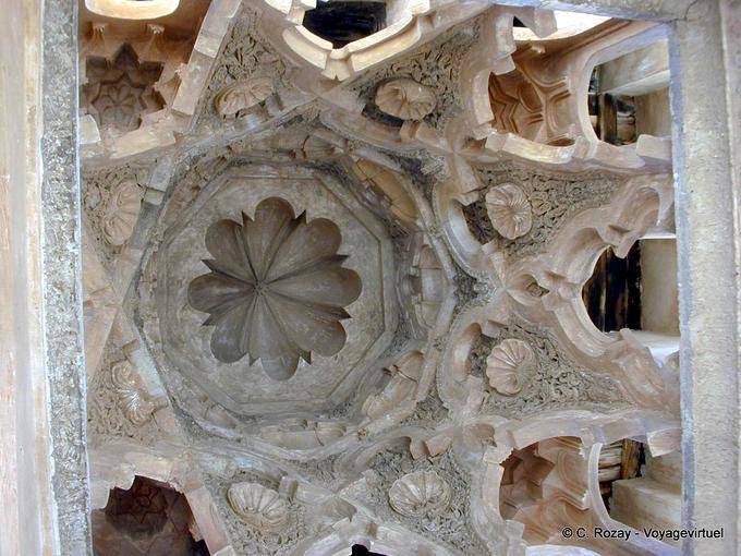 Decorazione floreale della cupola del Almoravid Koubba Ba'adiyin, Marrakech - Marocco