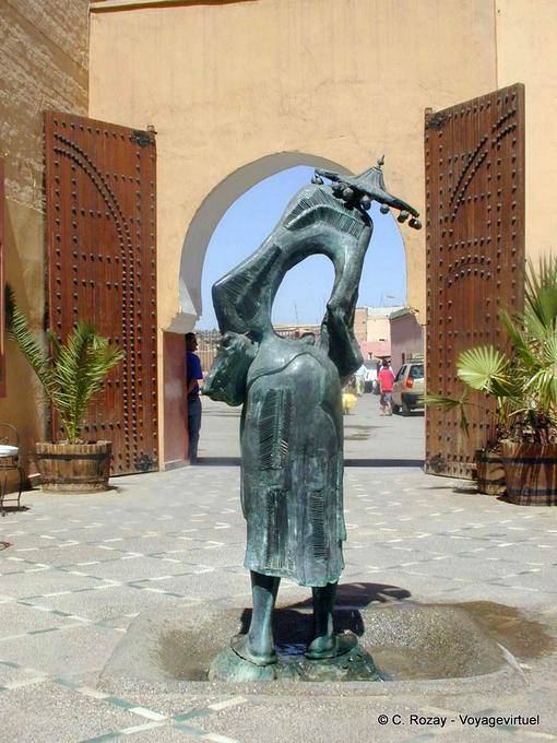 Porta e carrier di bronzo tradizionale acqua, Dar M'nebhi, Museo di Marrakesh - Marocco