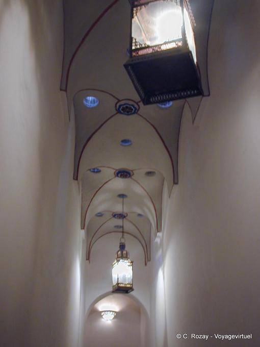 Illuminazione della volta di un corridoio del hammam, Museo di Marrakesh - Marocco