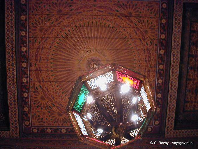 Soffitto di una stanza della Benjelloun Fondazione Omar, Dar M'nebhi Palace, Marrakech - Marocco