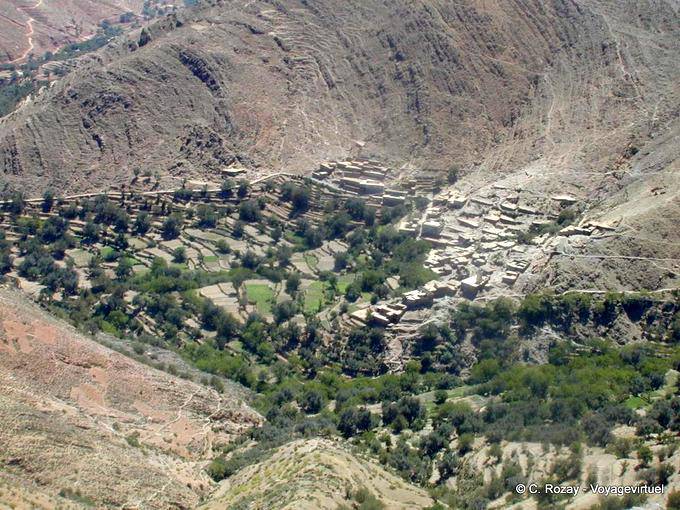 Village in una conca di montagna, sul test Tizi'n - Marocco