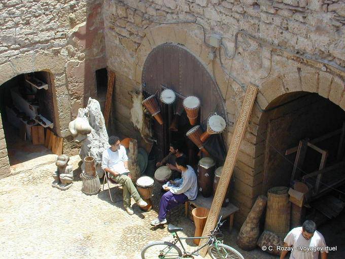 Un negozio di strumenti musicali dietro le mura di Essaouira - Marocco