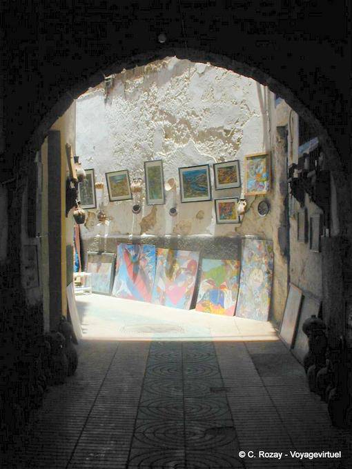 Mostra sulle pareti di una medina strada di Essaouira - Marocco