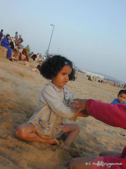 Una bambina che gioca sulla spiaggia Tagharte, Essaouira - Marocco