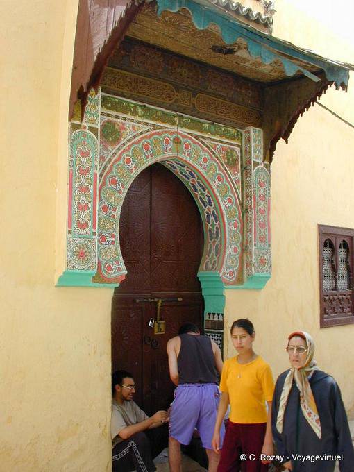 Sui gradini della porta decorate, Meknes - Marocco
