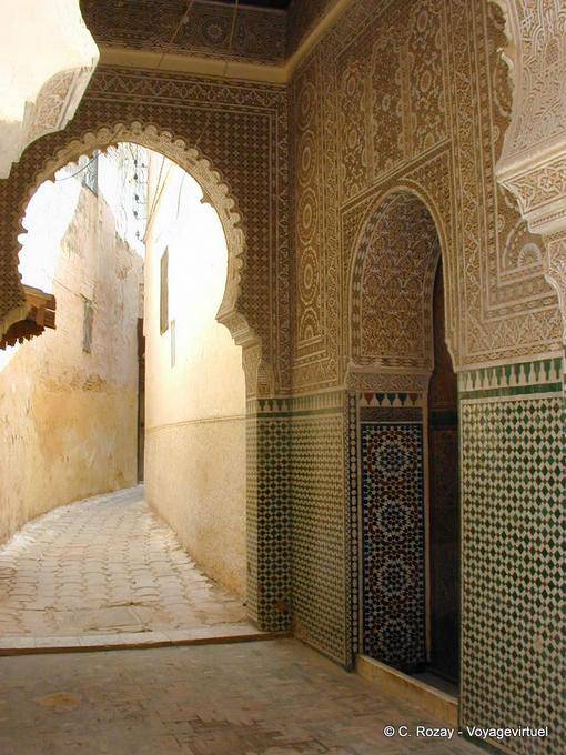 Stucco ornamenti e piastrelle marocchine in un vicolo di Meknes - Marocco