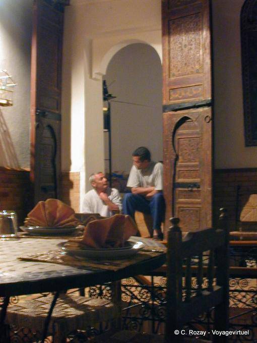 Discussione dopo il pasto ristorante Riad Meknes - Marocco