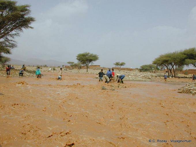 Strada N9 invasa dal fiume in piena, tra Ouarzazate e Zagora - Marocco