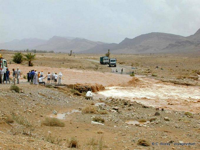 Nkob, dopo la tempesta, il fiume bloccando la strada - Marocco