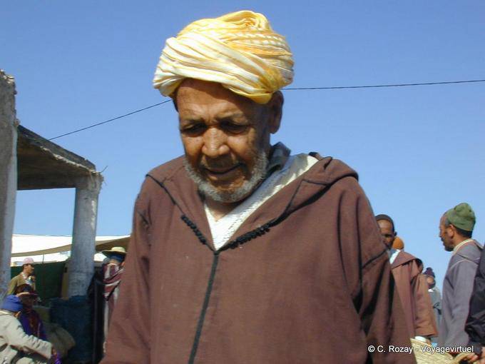 L'uomo nel mercato berbero, a Essaouira - Marocco