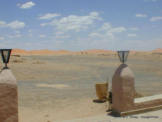 Merzouga deserto all'orizzonte dalla terrazza del Kasbah Tombouctou - Marocco