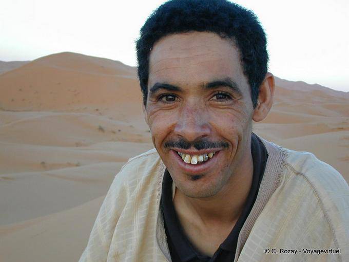 Sorriso del pastore tra le dune, Merzouga - Marocco