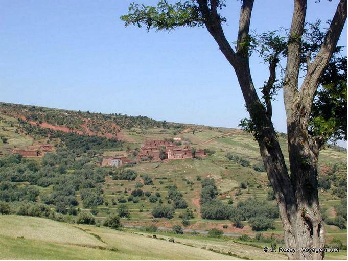 Un villaggio con i colori del Marocco, ammontano a Ouarzazate - Marocco
