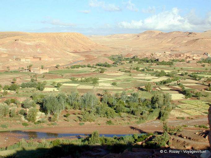 Bellissima valle coltivata e ksour in mezzo dell'Atlante, vicino a Ouarzazate - Marocco