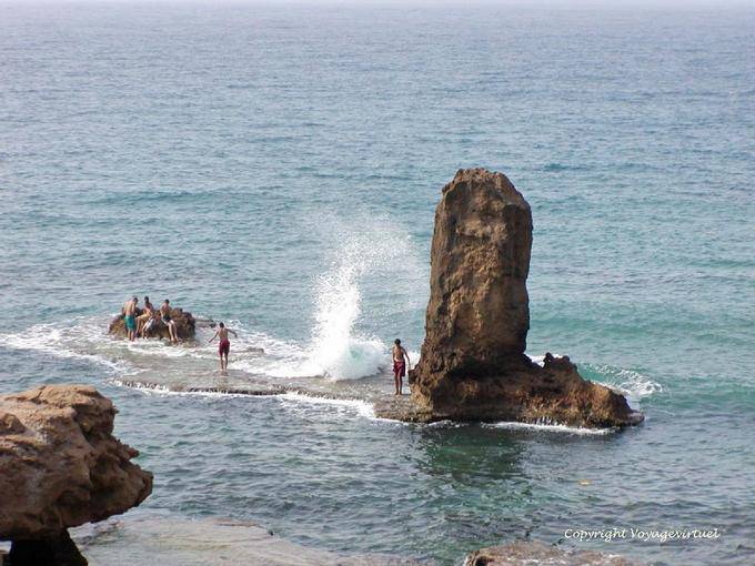 Roccia soffiatore spiaggia Rmod Ixdain, cebadilla Al Hoceima - Marocco