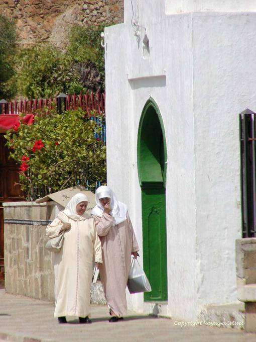 Donne Promenade in abiti tradizionali, Asilah - Marocco
