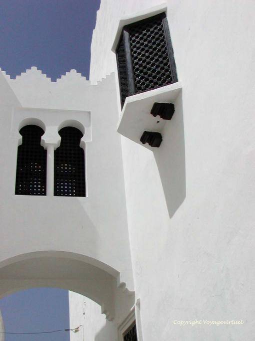 Un passaggio e una finestra traliccio, Medina Asilah - Marocco