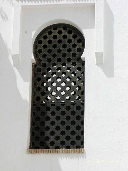 Moresco, dettaglio di un passaggio tra due edifici, Medina Asilah - Marocco