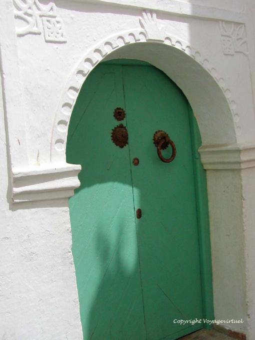 Una porta verde con una mano di Fatma, Asilah - Marocco