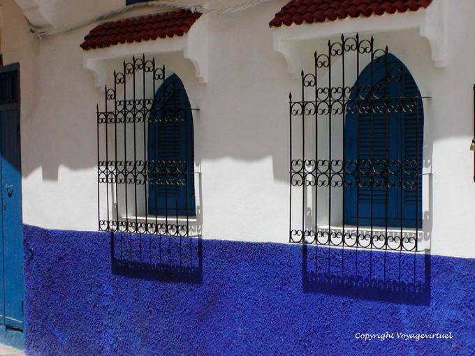 Ombra di ferro battuto e colori nella medina, Asilah - Marocco