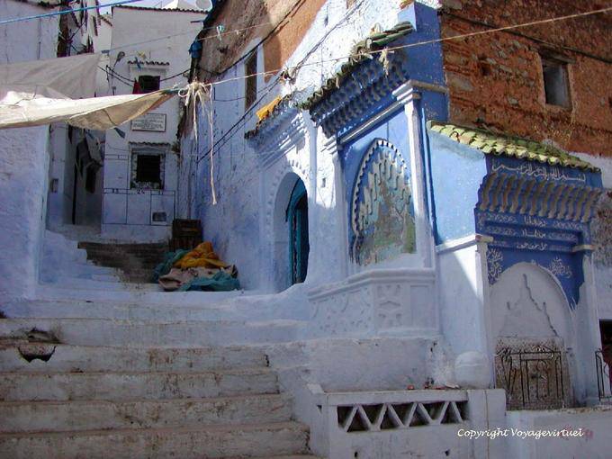Un doppio fontana all'angolo di una strada, Chefchaouen - Marocco