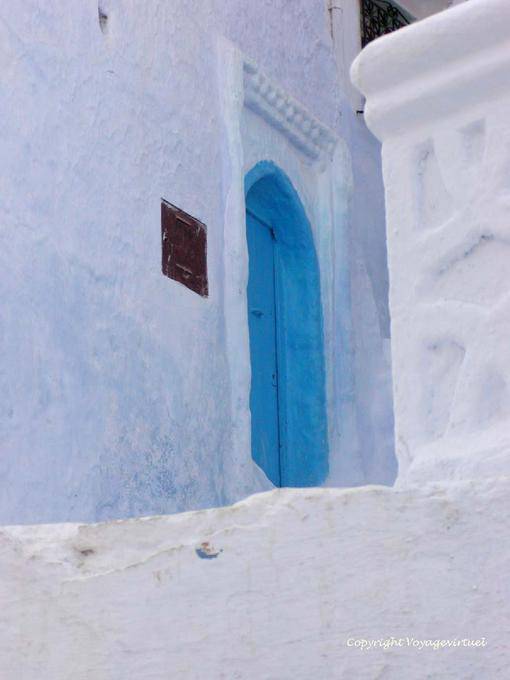 Pareti luce bluastra e porta, Chefchaouen - Marocco