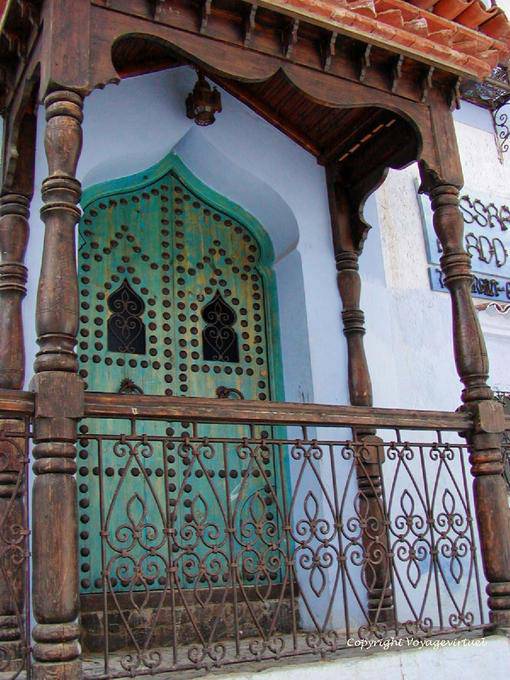 Il legno a balconcino e ferro battuto, Chefchaouen - Marocco