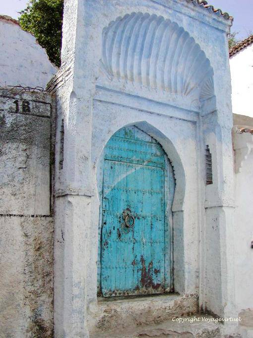 Porta moresco e frontone a conchiglia di Saint-Jacques, Chefchaouen - Marocco