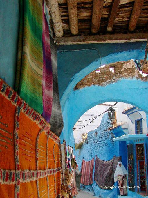 Tappeto colorato in un passaggio coperto dal souk, Chefchaouen - Marocco