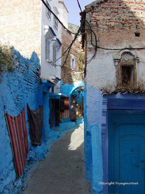 Tappeti appesa al muro di colore, Chefchaouen - Marocco