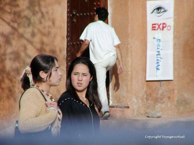 Giovani donne di fronte alla galleria Saida al-Hurra, Chefchaouen - Marocco
