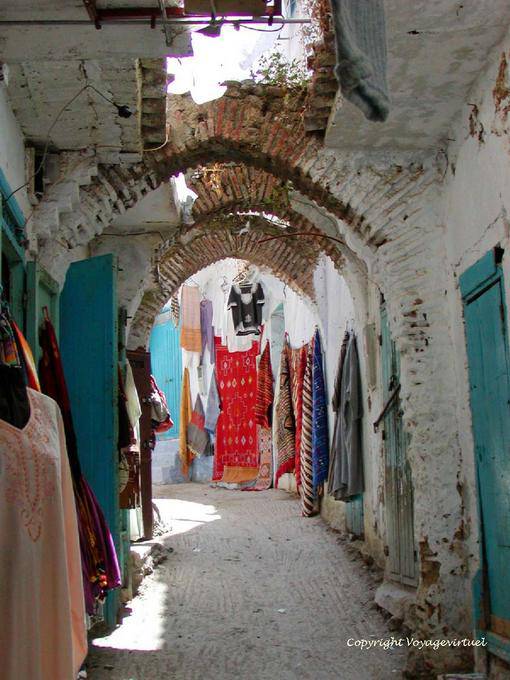 Vicolo galleria nel souk, Medina, Chefchaouen - Marocco