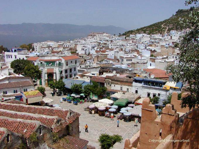 Panorama su una piazza e la città dalla torre della Kasbah, Chefchaouen - Marocco