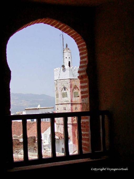 Guarda un minareto di una apertura della Torre del Kasbah, Chefchaouen - Marocco