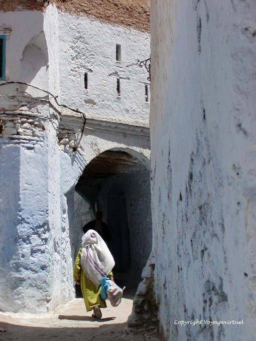 Donne in abiti tradizionali posteriore vista, Chefchaouen - Marocco