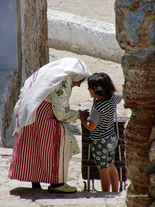 La vecchia donna in abito tradizionale e la bambina, Chefchaouen - Marocco