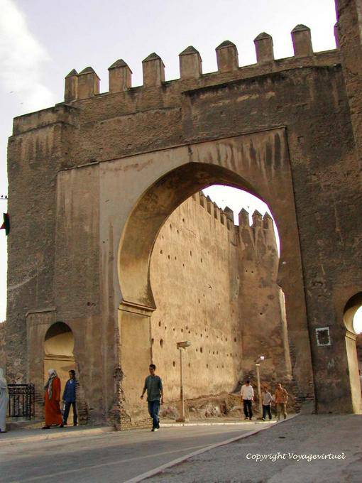 Una porta tipica e le pareti verso la piazza Boujloud, Fes - Marocco