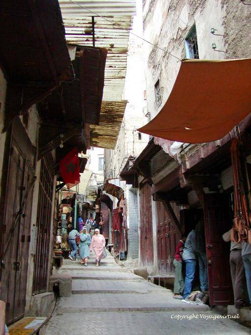 Una strada in pendenza nella medina, Talaa Kbira, Fes - Marocco